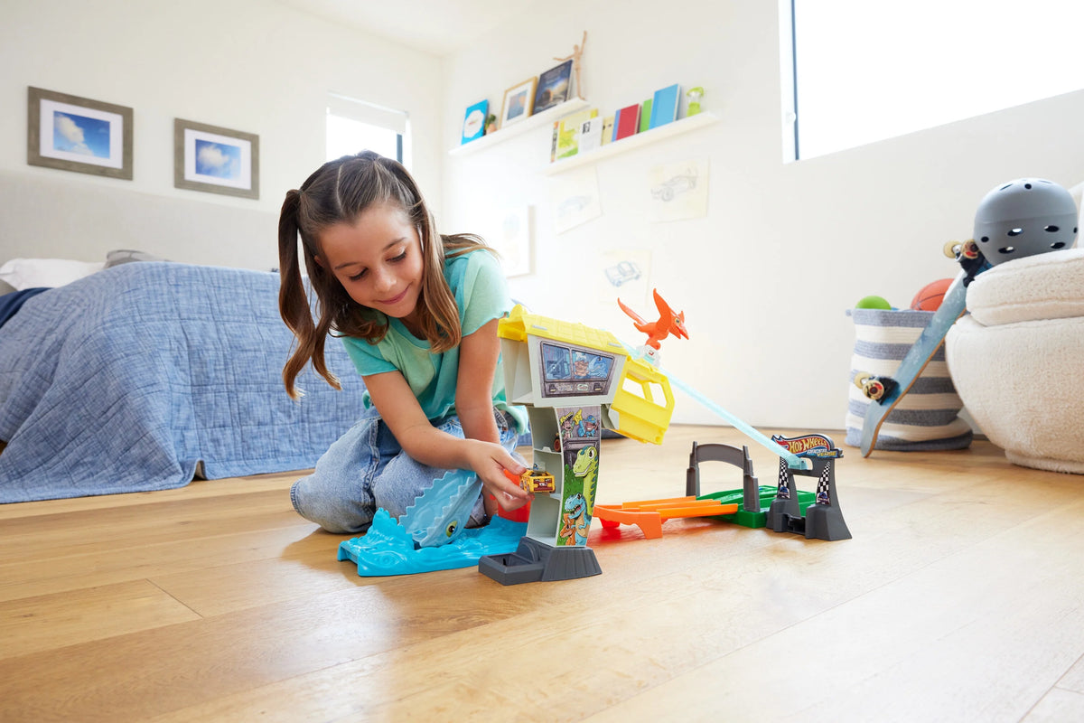 Track Set with 2 Toy Die-Cast Vehicles S463656